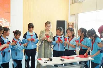 雙語架橋，童心傳韻 我校師生赴移民小學(xué)開展“道中華之美”文化展演交流活動(dòng)